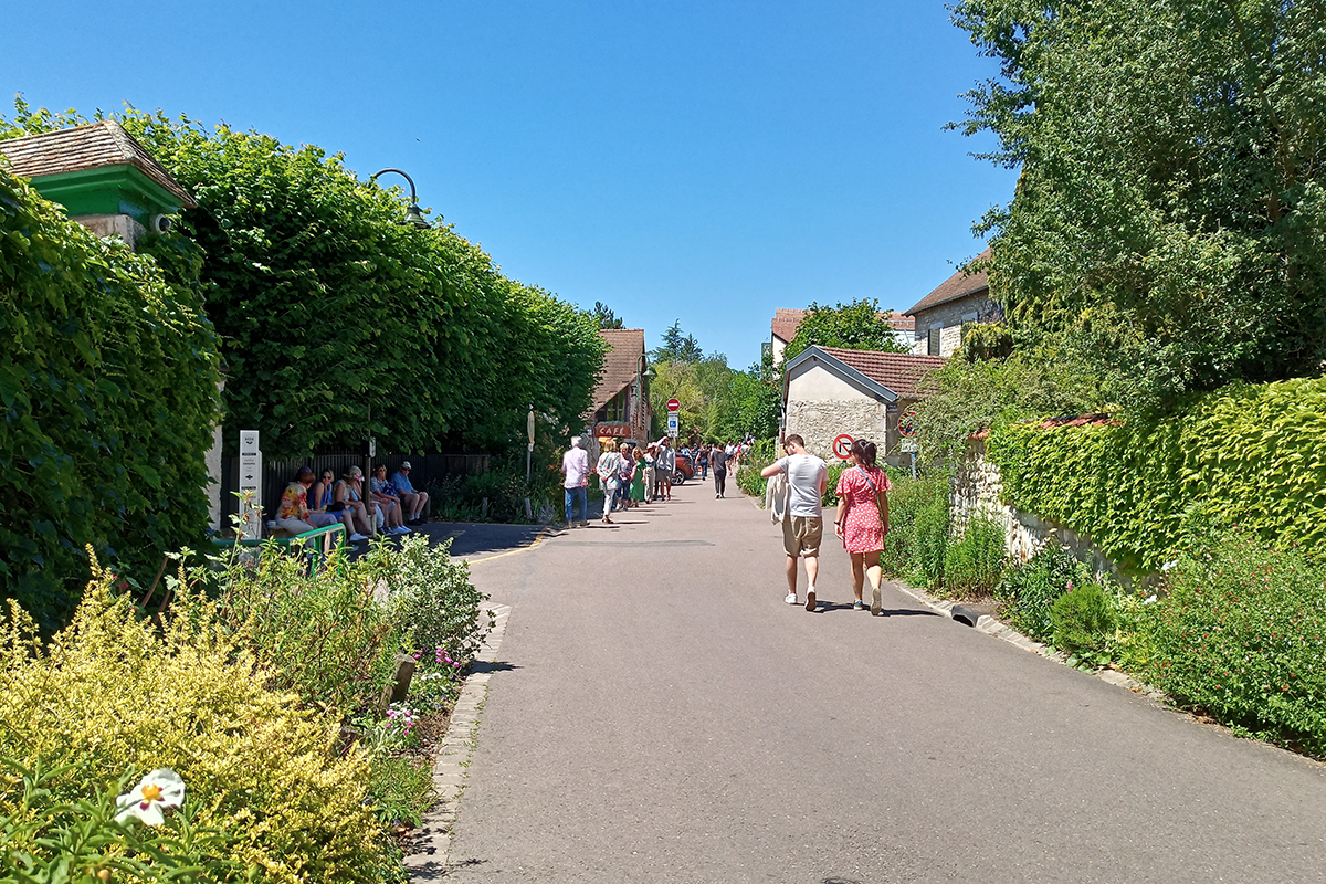 Weg zum Kartenschalter in Monets Haus in Giverny